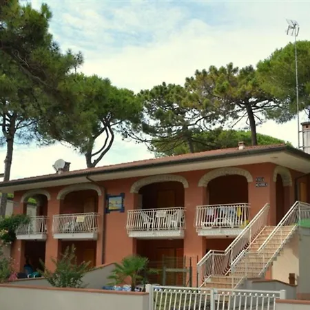 Cozy Flat With Private Fenced Garden A Few Steps From アパート *